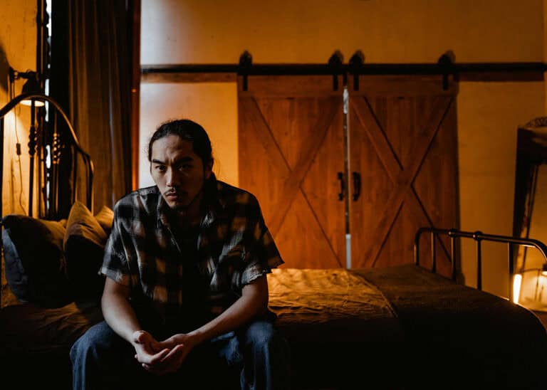 man experiencing signs of abandoment issues